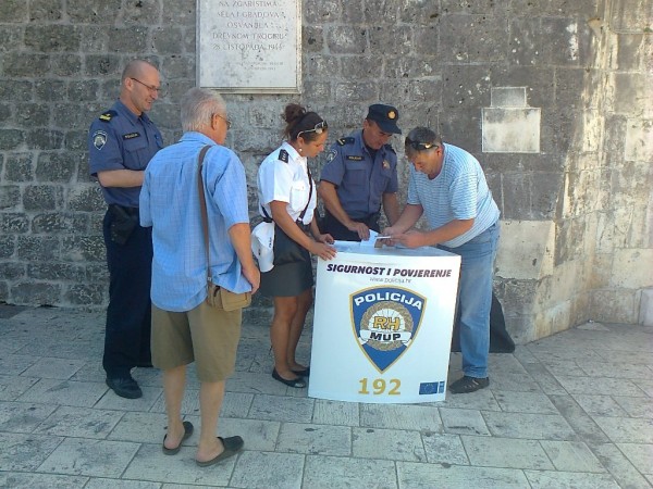 Chorvátsko-slovenská policajná hliadka pomáha turistom